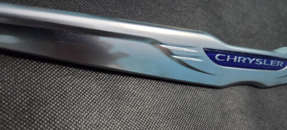 Medallón maletero Chrysler 300 con alas cromadas NUEVO OEM MOPAR Foto 4 de 4