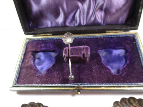 A Pair Of Antique Edwardian Sterling Silver Shell Shaped Salt Dishes And Spoon - Picture 14 of 17