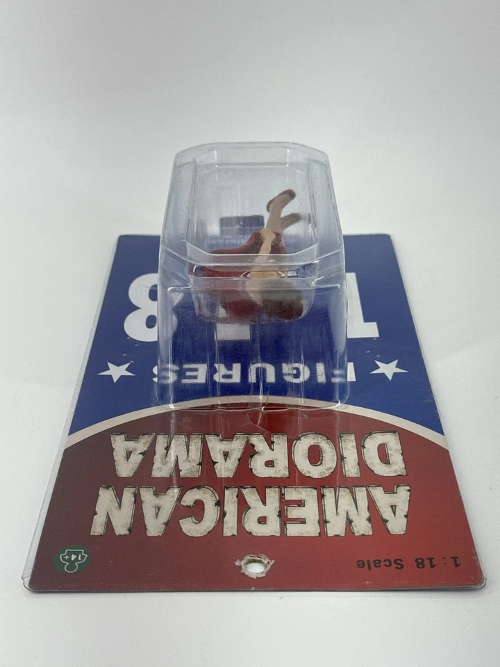 AMERICAN DIORAMA 1:18 Mujer Dama Figura Vestido Rojo Pintado a Mano Foto 3 de 4