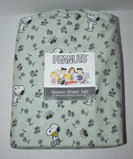 Peanuts Snoopy, Bee's, and Daisies Pattern Queen Size Sheet Set