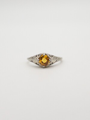 Antiker filigraner Ring 1920er 2400 $ 1 kt natürlicher gelber Saphir 18 Karat Weißgold