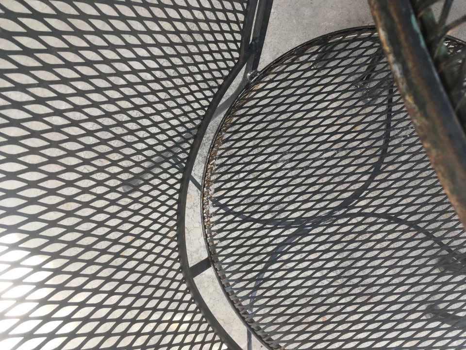 Mesa y sillas de patio vintage de hierro forjado de mediados de siglo Foto 4 de 4