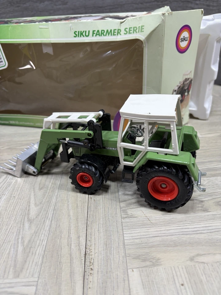 Cargador frontal tractor de juguete Siku Farmer 3450 Fendt 308 LS 1:32 Turbomatik alemán Foto 2 de 4