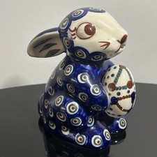Wiza Boleslawiec coniglietto in ceramica polacca coniglio che tiene uovo modello pavone 4,5"
