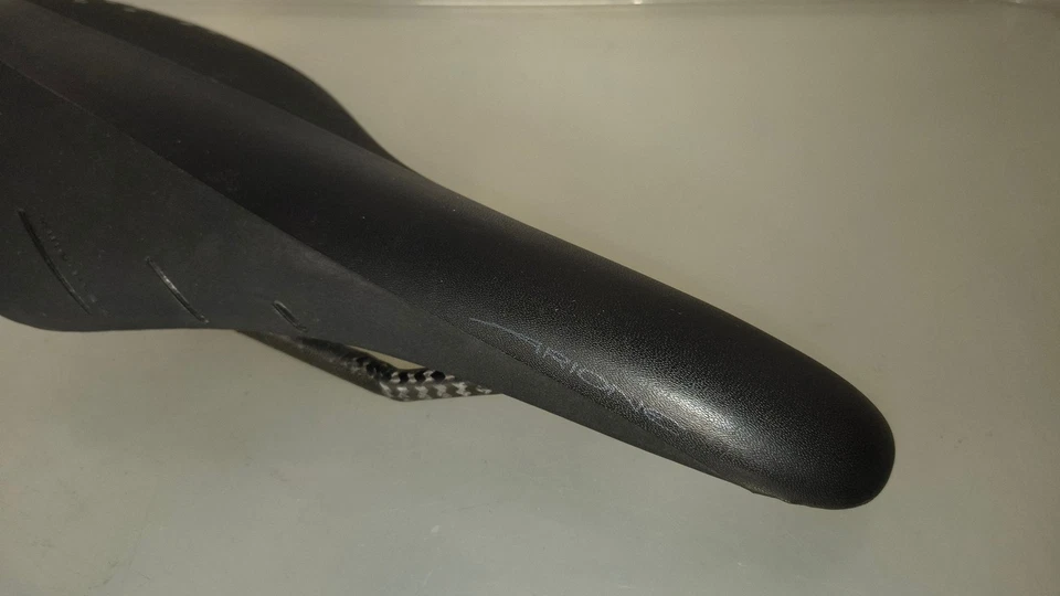 FIZIK ARIONE - CARBON Racing Saddle (126mm) - Sella Strada e MTB - Imagen 2 de 4
