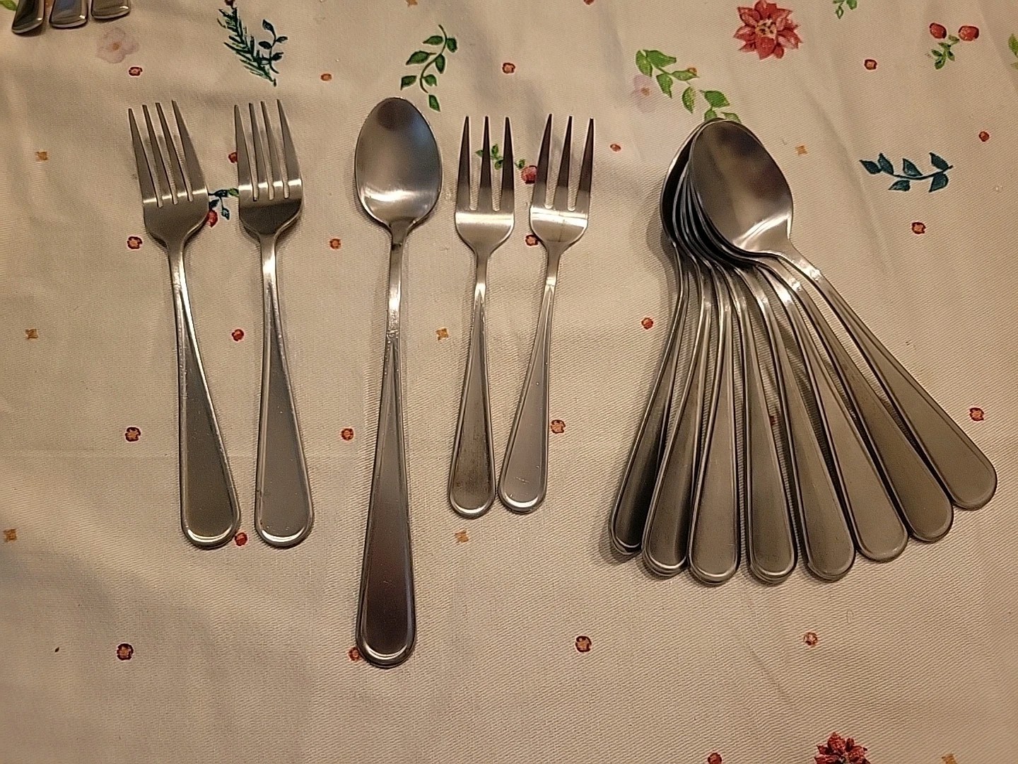 13 Piece Gibson GIA44 Rimmed Satin Flatware Set