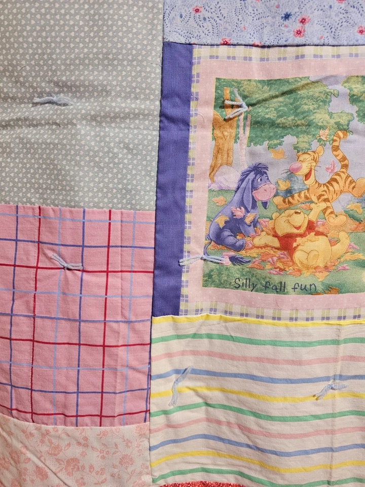 ВИНТАЖНОЕ ЛОСКУТНОЕ ОДЕЯЛО РУЧНОЙ РАБОТЫ ДЛЯ КРОВАТКИ WINNIE THE POOH SESAME STREET ABC 42 дюйма X 35 дюймов - Изображение 4 из 4