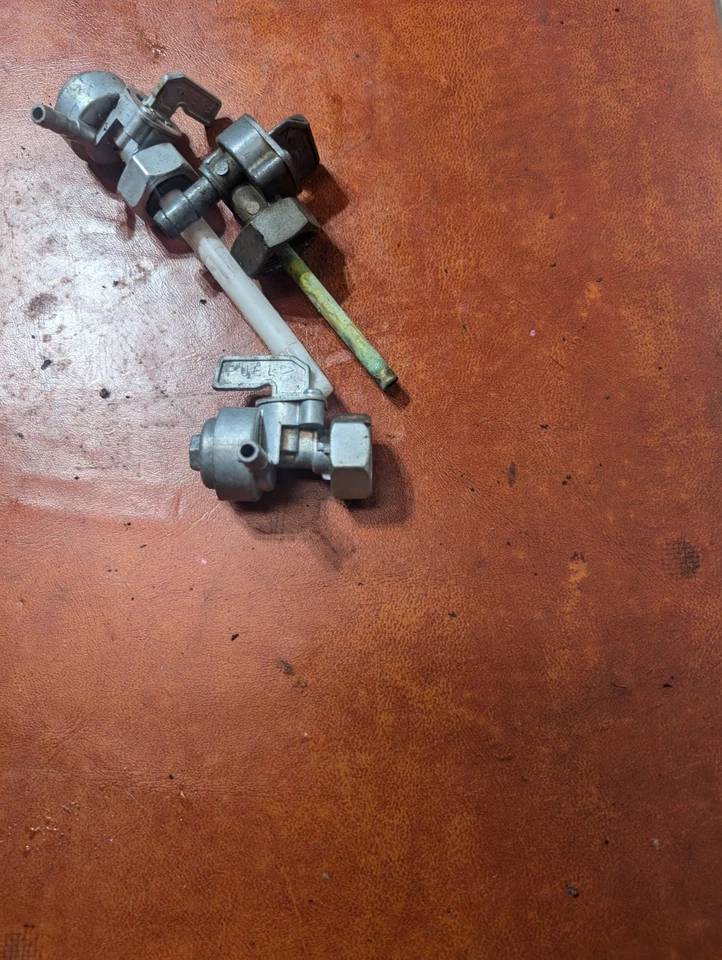 Honda CB750 C 1981 81 Custom Gas Combustible Petcock Válvula de Combustible Foto 2 de 4