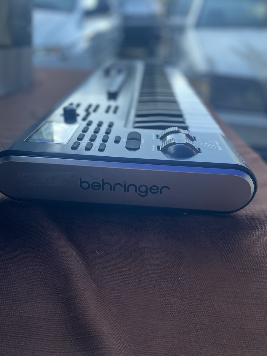 Behringer MOTOR61 61 Key USB/MIDI Master Controller Keyboard with