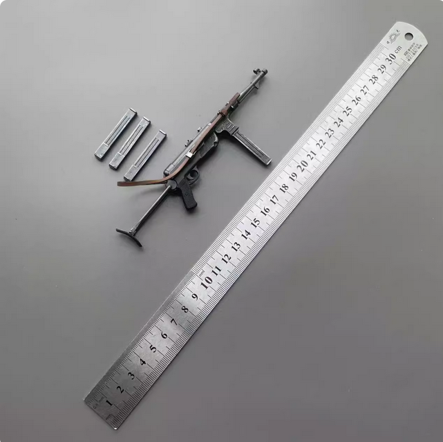 ZYTOYS Y2033 1/6 Male Soldier Plastic MP40 Gun Model for 12