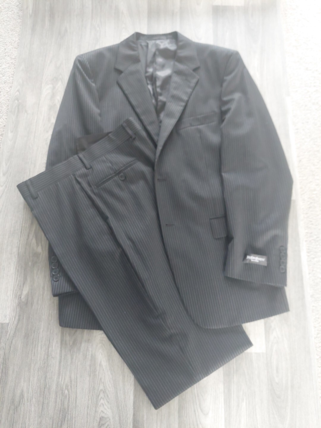 Tuta Yves Saint Laurent nera in lana gessato taglia 40R (50)