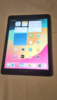 Apple iPad (6th Generation) - 32GB - Wi-Fi, 9.7in - Space Gray  Good Condition