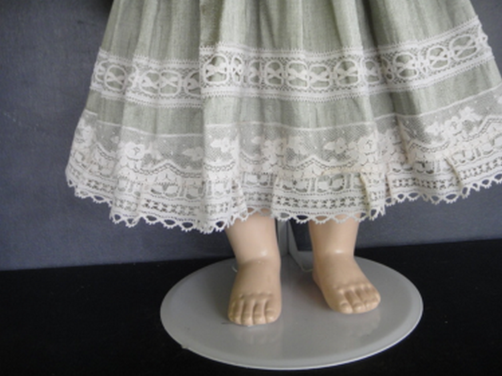 Poupée en porcelaine vert émeraude « Samantha » de la collection Jacqueline 61 cm - France Poupée en porcelaine vert émeraude « Samantha » de la collection Jacqueline 61 cm - France
