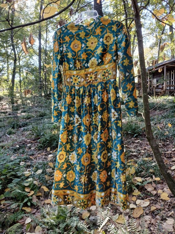 Vestido Joan Leslie by Kasper Terciopelo Dorado Astrología Abuela Toma Un Viaje Ambiente Pequeño Foto 2 de 4