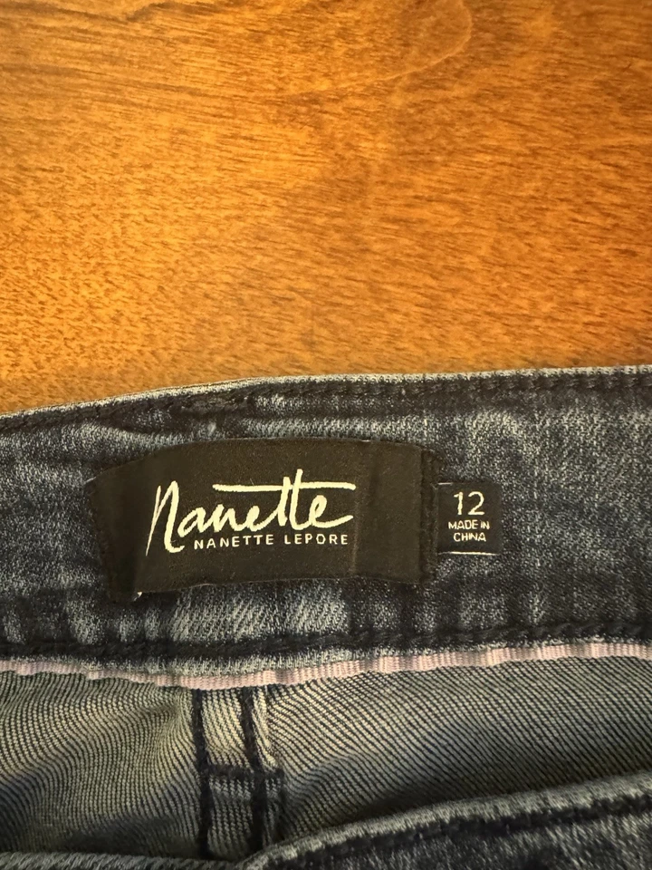 Pantalones de mezclilla Nanette Lepore "HW Gramercy ajustados" talla 12 lavado medio tiro alto - Usados en excelente estado Foto 4 de 4