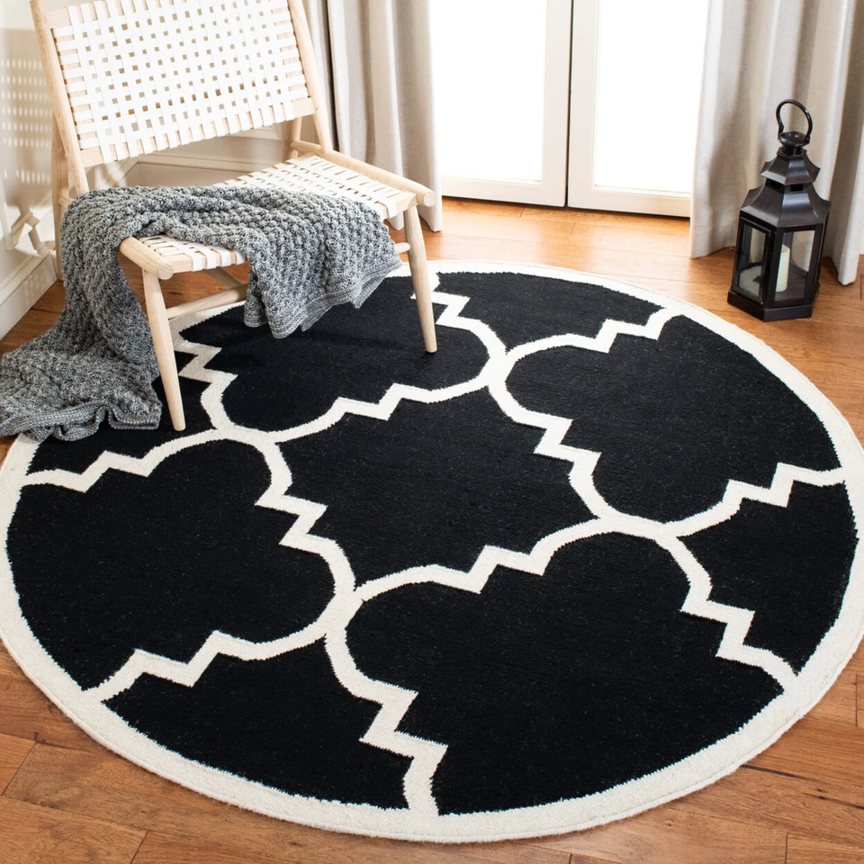 SAFAVIEH Dhurries DHU633A Handwoven Black / Ivory Rug - Image 2 of 4