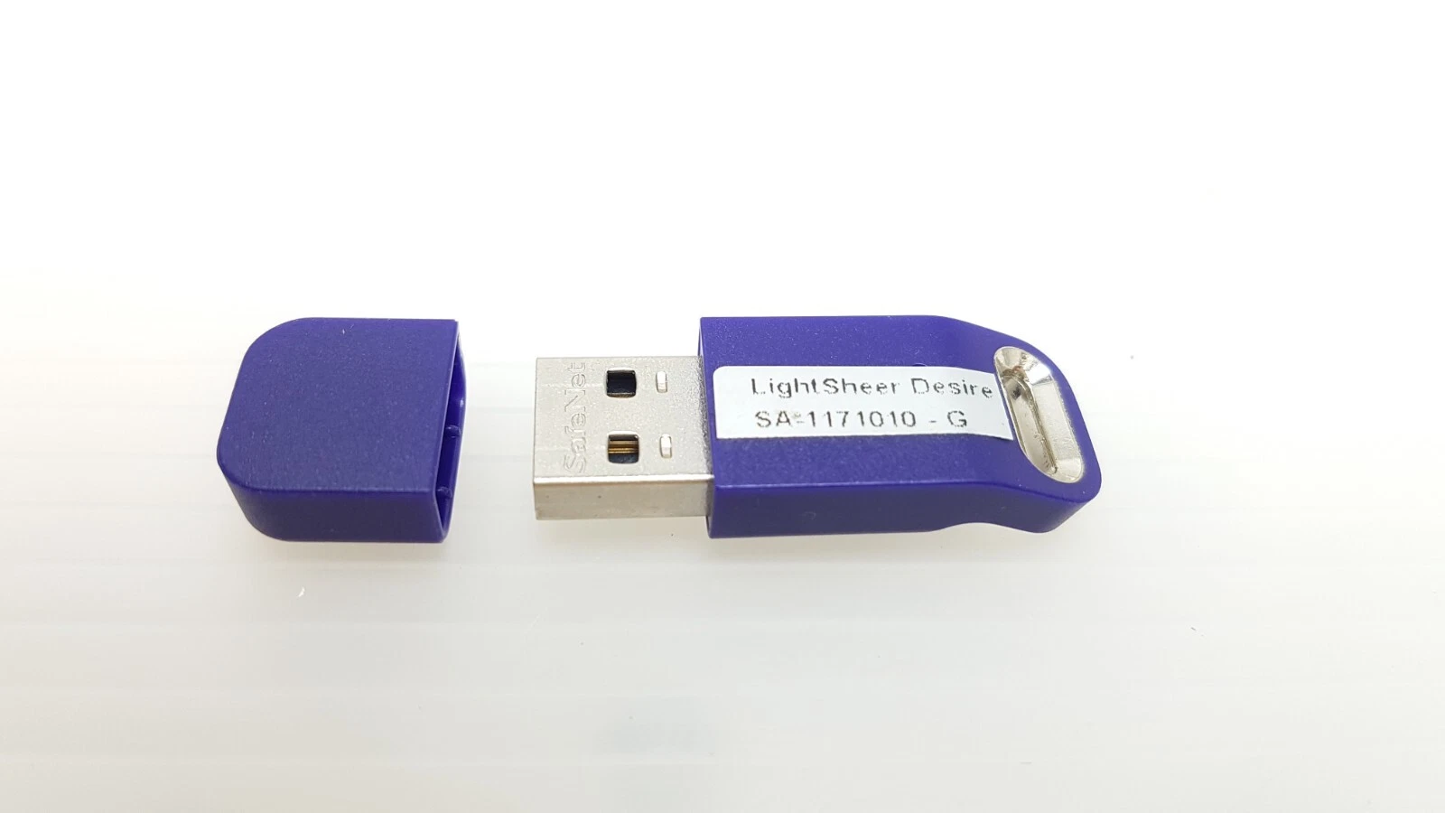 LightSheer Desire SA-1171010-G key with cap removed and USB-A plug visible