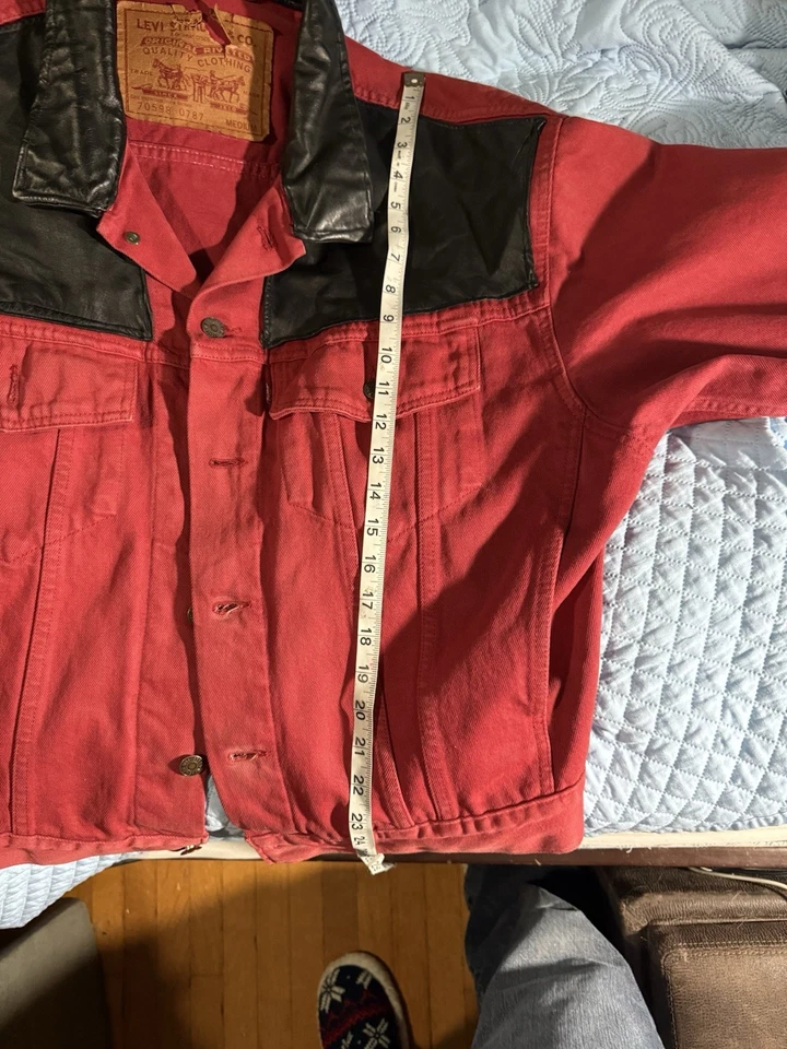 Chaqueta Denim Roja Vintage 90’s Levi’s 70598-0787 Cuello Cuero Negro Personalizado Yugo M Foto 4 de 4