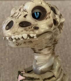 GLOOM WowWee Fingerlings Untamed Raptor Dinosaur T-Rex Bonehead Skeleton Glows!