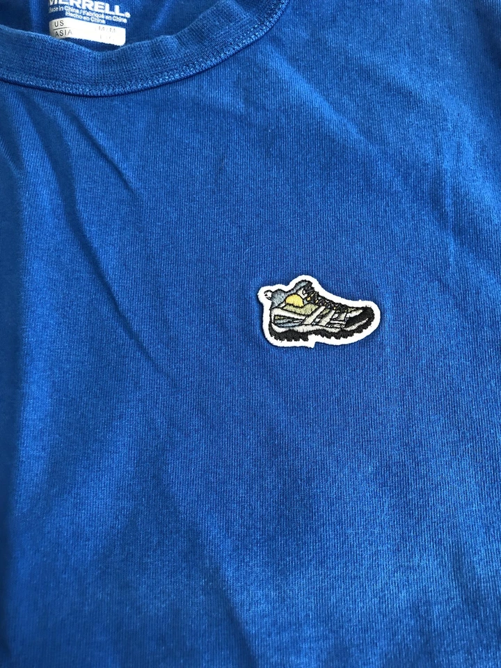 Camisa Merrell Para Hombres Mediana Bordada Zapato Parche Cuello Redondo Camiseta Foto 2 de 4