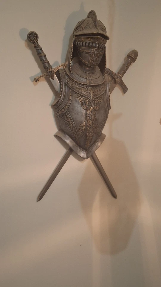 Busto y Espadas Armadura Caballero Decorativo - Expositor de Pared Medieval 40" Foto 2 de 4