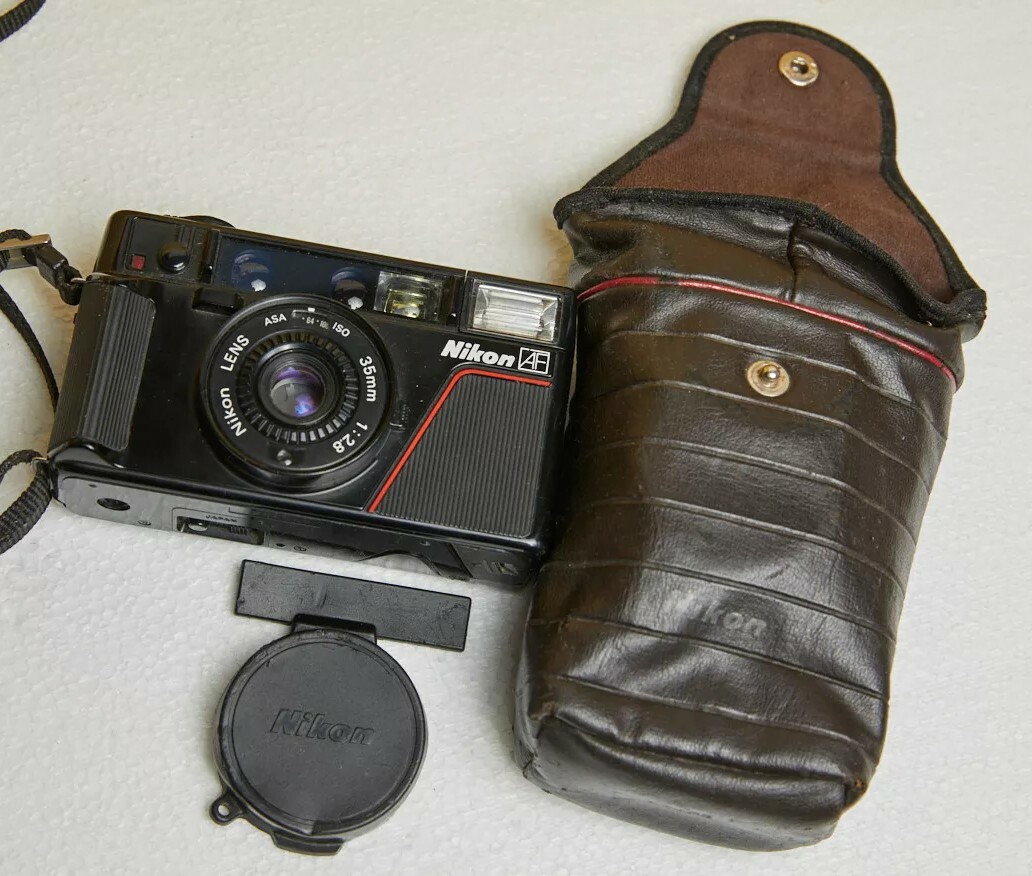 NIKON L35AF 35mm film camera with flash case and caps - working