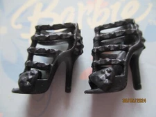BARBIE DOLL / PAIR OF SHOES: BOOTS, PUMPS ....... (2520)