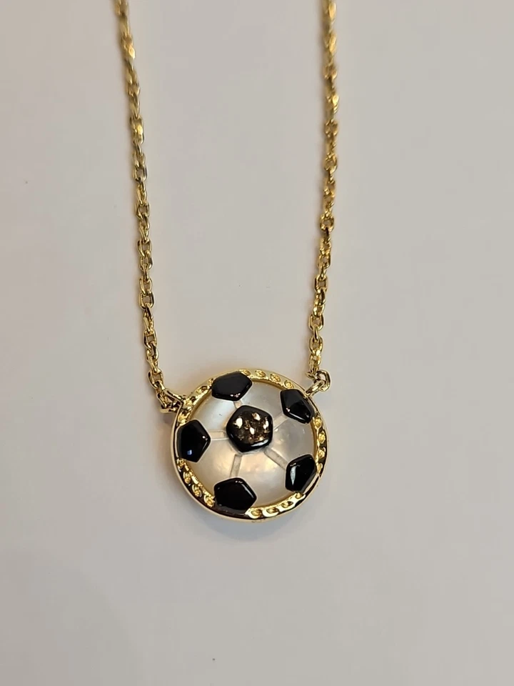 Collar Colgante Kendra Scott Fútbol Oro En Marfil Madreperla Foto 2 de 4