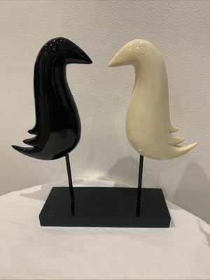 Eames-inspirierte Keramik Vogelstatuen auf Holzsockel - modernes minimalistisches Dekor