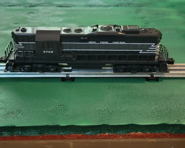 William's New York Central #5768 GP-9 Diesel (Nonpowered) Locomotive - Image 2 of 4