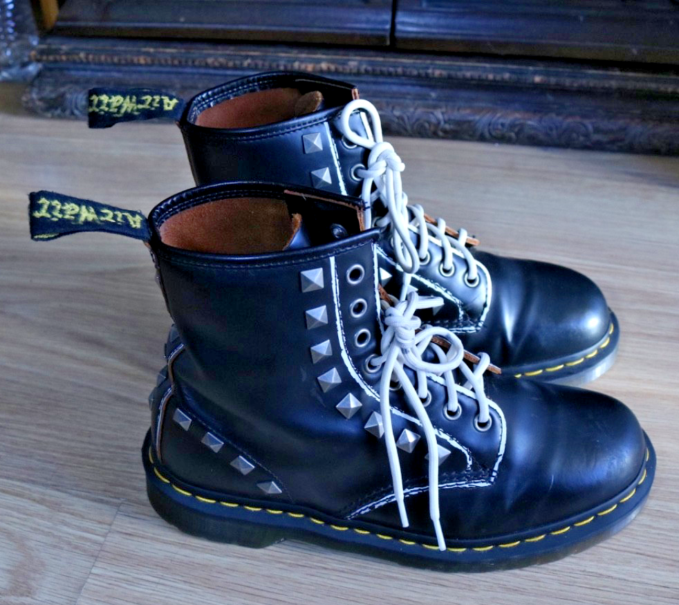 Dr. Martens Women's 1460 8 Eye Stud Black Smooth Size 7 M Pre Owned