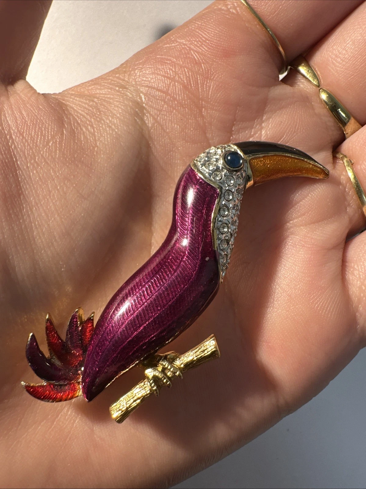Broche Toucan Dorée Violette / Rouge Nacrée Avec Strass Blanc Bijoux Fantaisie