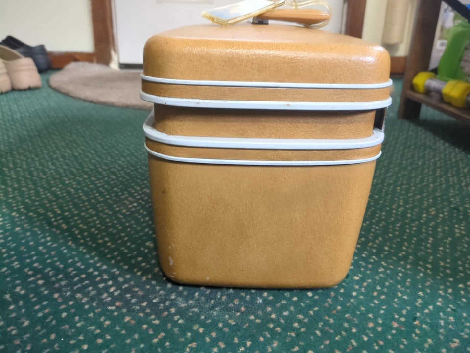 Vintage Samsonite Silhouette Train Case Hard Shell with Key and Tray Camal - Image 3 of 4