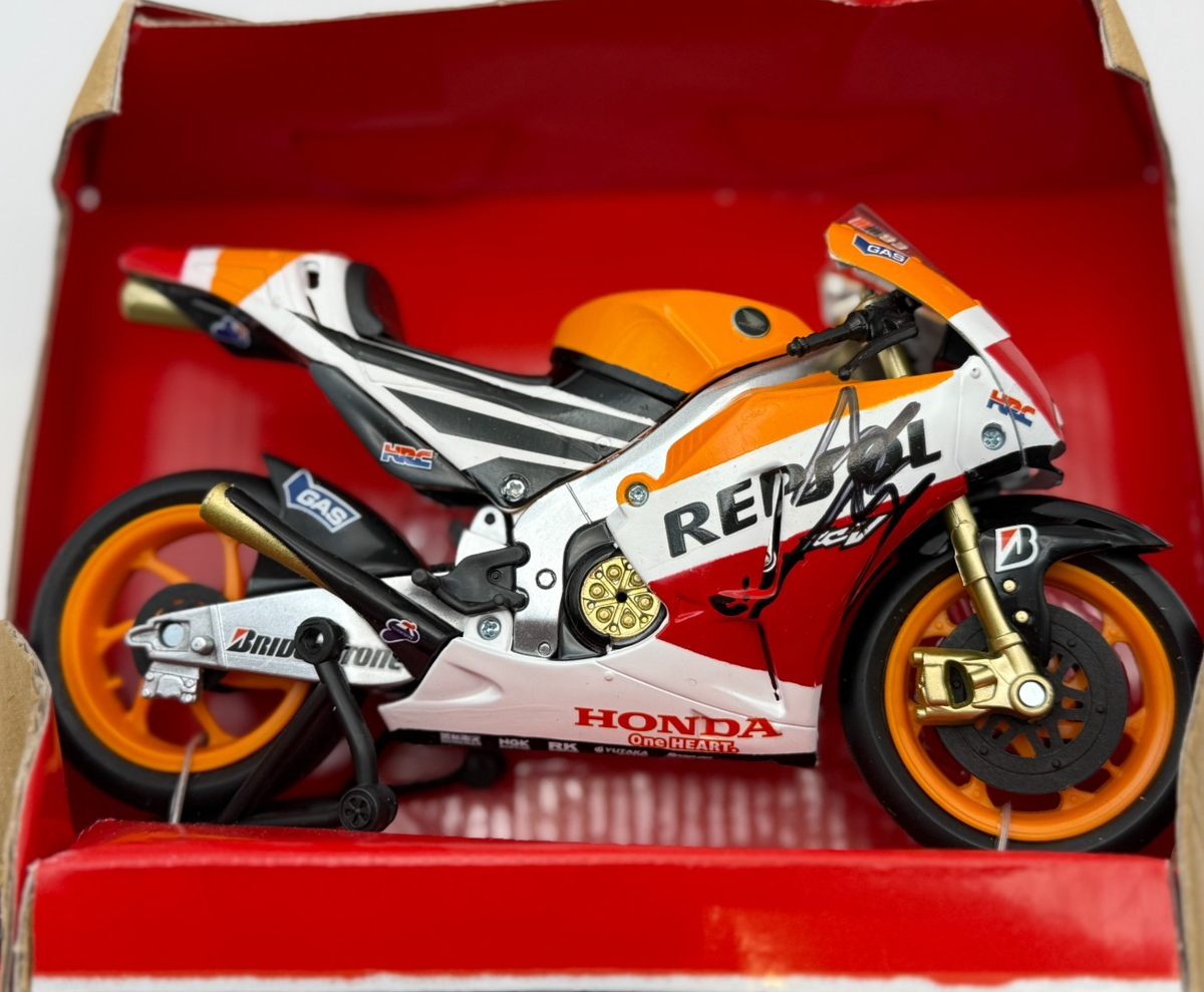 アクセサリー Repsol Honda Team RCV Marc Marquez 93 Marc Marquez #93 signed Repsol Honda Team RC213V Replica Moto GP