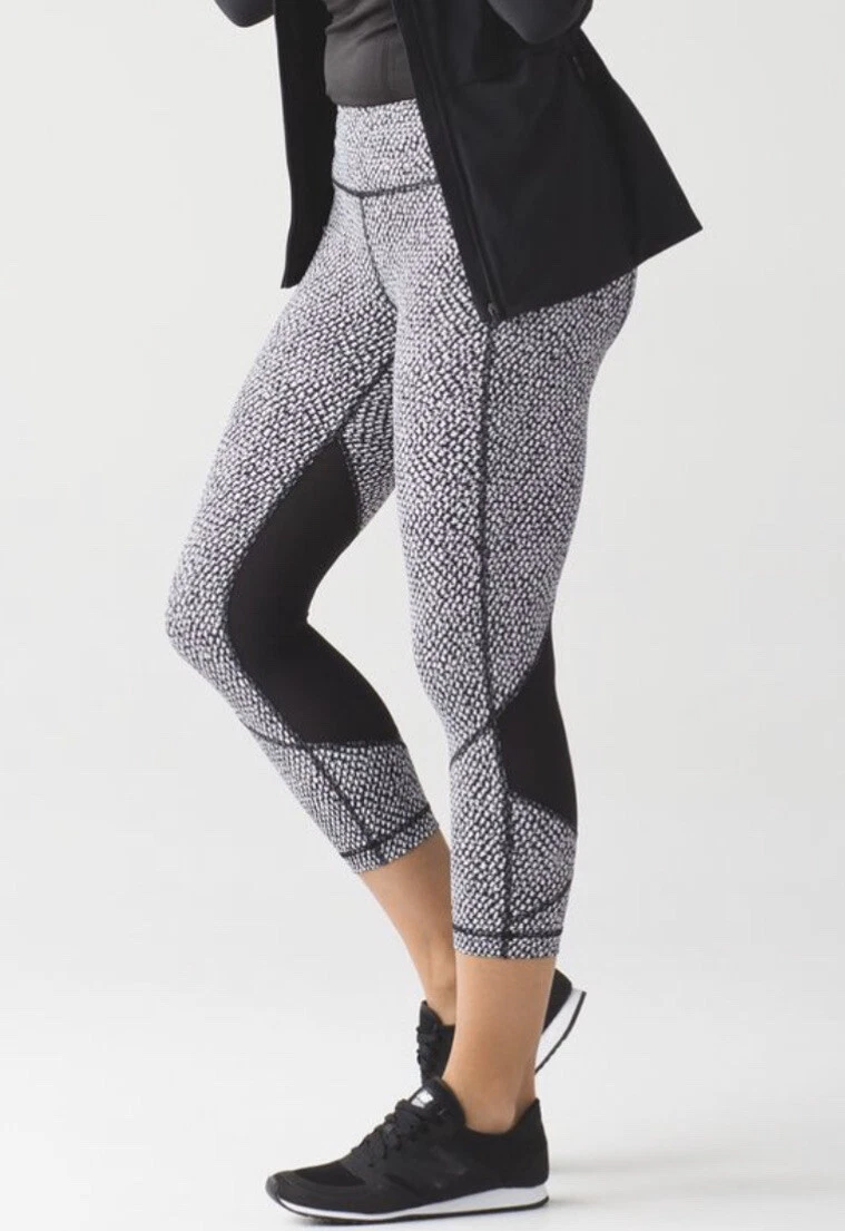 Lululemon Pace Rival Crop in Scatter Star Arctic Grey/Black Size 4