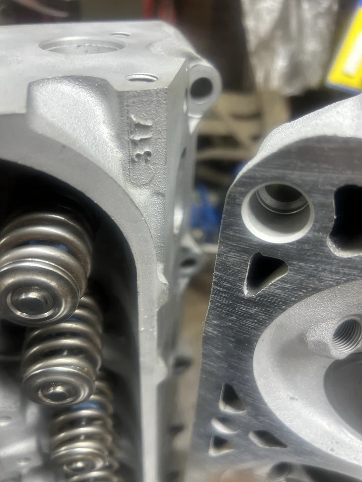 Par de culatas de aluminio GM 6.0 LQ9 puerto catedral OEM 317 Ls1 Ls2 Ls6 Foto 2 de 4