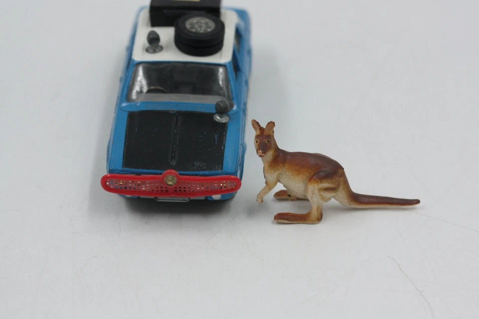 Corgi 302 Hillman Hunter Mark II With Kangaroo, Removable Wheels - Image 2 of 4