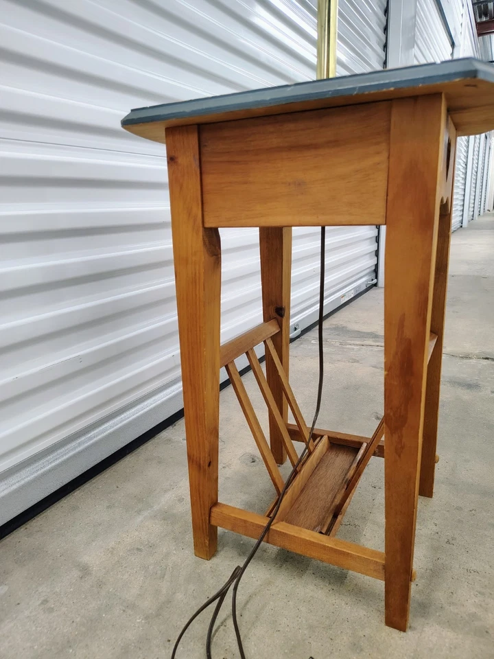 Revista de mesa vintage Cottagecore Country tamaño madera con lámpara adjunta Foto 4 de 4