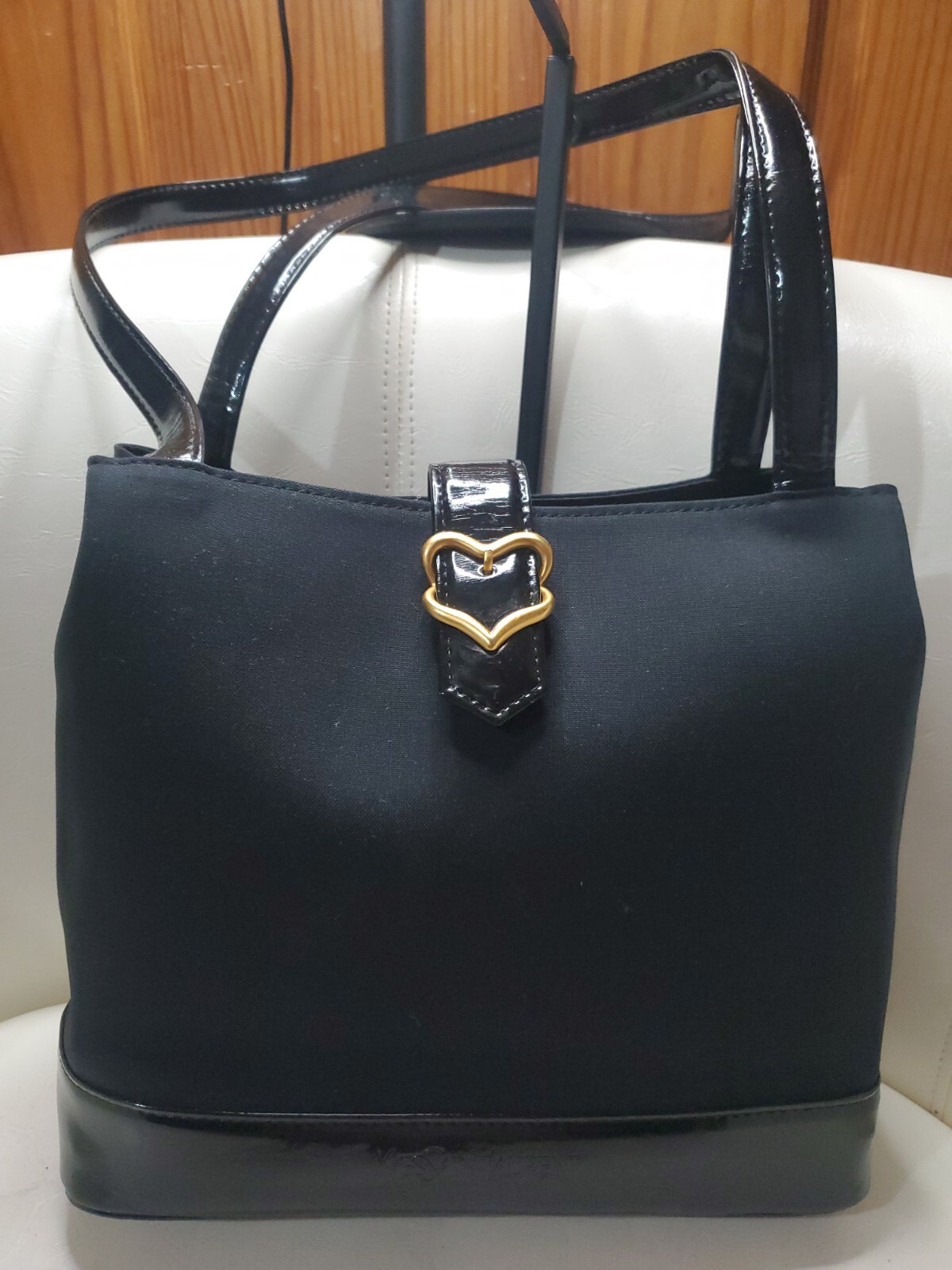 Autentica borsa a tracolla Yves Saint Laurent in pelle verniciata con logo in rilievo nera.