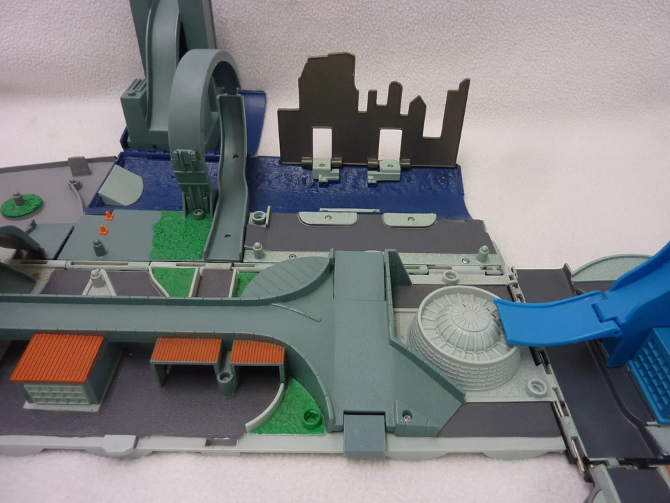 VINTAGE MICRO MACHINES SUPER STUNT CITY SEMI TANKER TRUCK PLAYSET HASBRO 2001 - Image 3 of 4