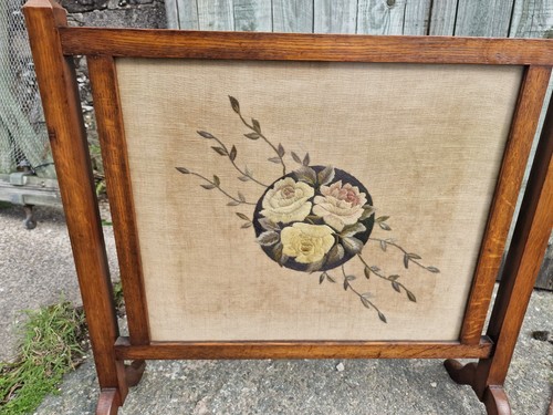 Antique Edwardian Oak Adjustable Fire Screen, Embroidered Roses Panel (photo 2)