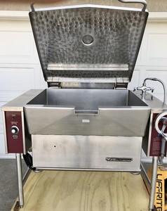 Southbend BGLT-30 80,000 BTU Natural Gas 30 Gallon Tilting Skillet Braising Pan