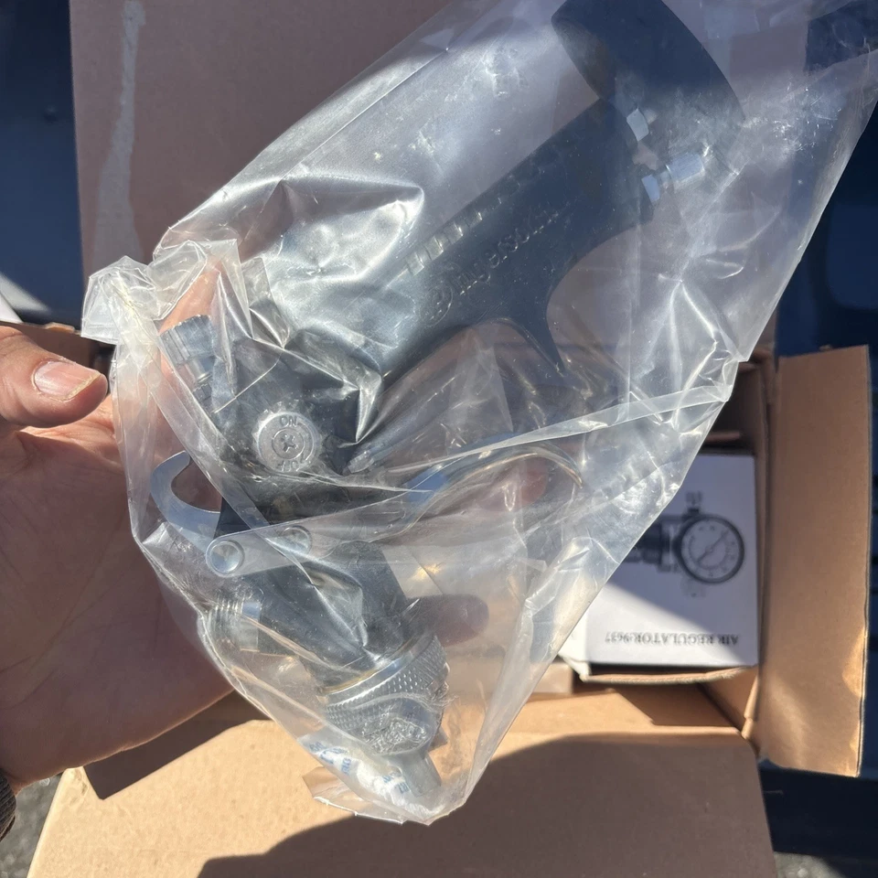 Kit de pistola pulverizadora de alimentación por gravedad Ingersoll Rand 270G Edge Series HVLP negra Foto 4 de 4