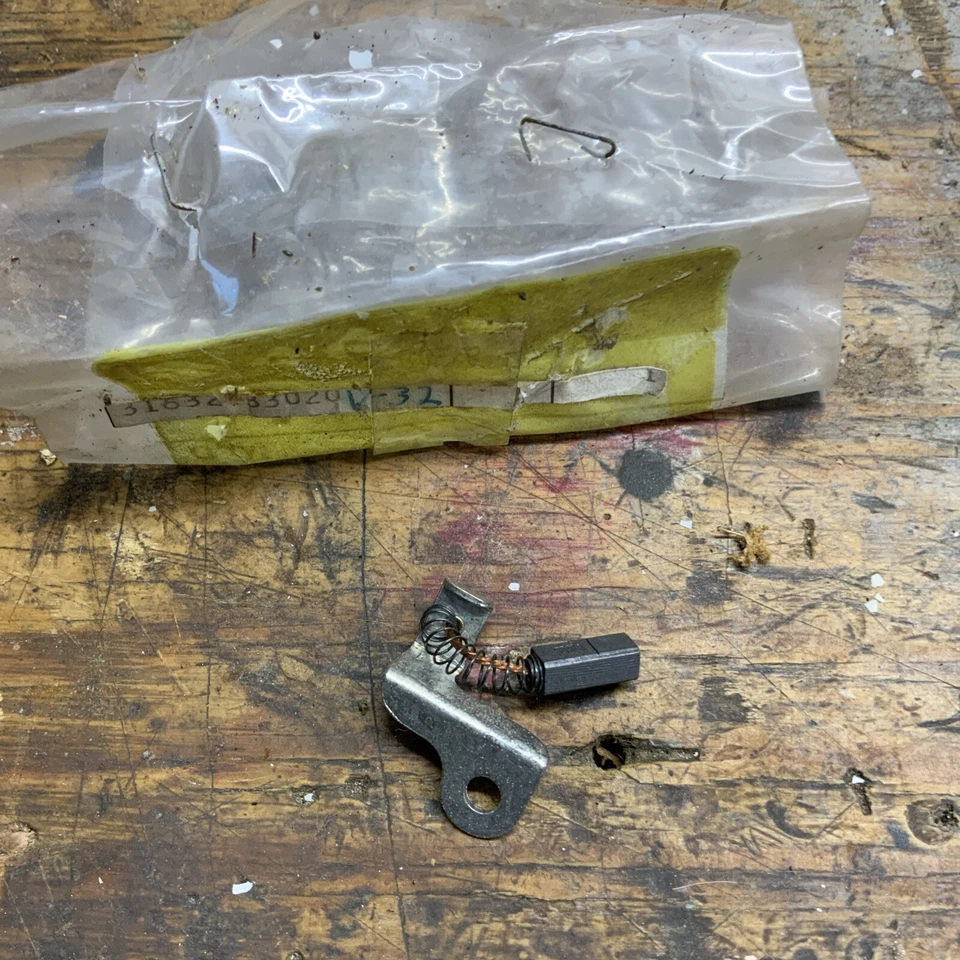 SUZUKI NOS ЩЕТКА УГЛЕРОДА GT380 GT550 31632-33020 - Изображение 2 из 3