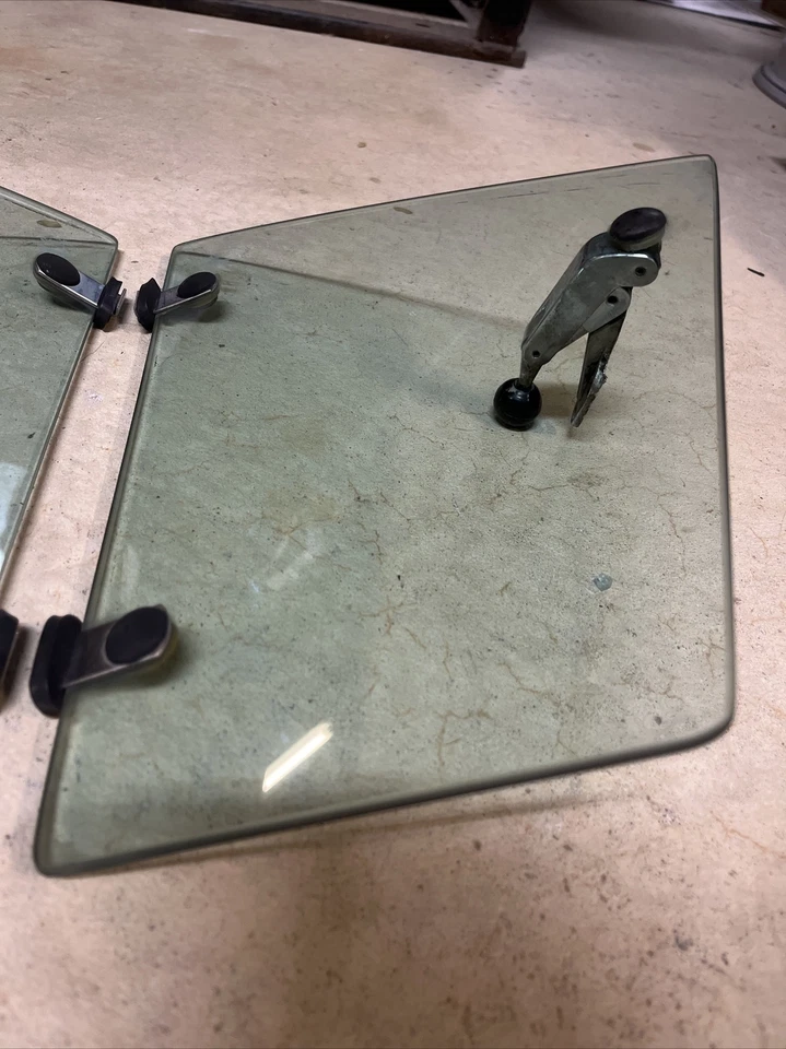 70 - 74 Saab Sonett 3 motorista passageiro traseiro quarto janela vidro com ferragens - Imagem 4 de 4