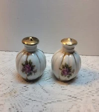 1960s Ball Shaker w/pink floral with gold guild Japan No. Z401