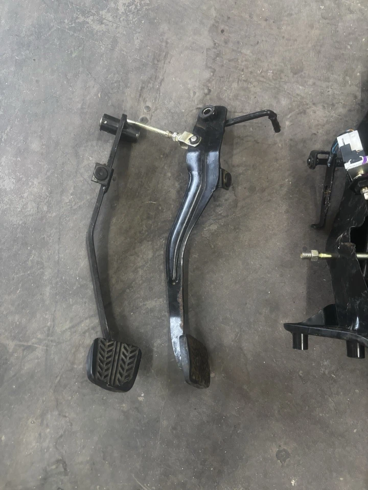 Mazda B2000 B2200 B2600 1986-93 embrague, pedal de freno y soporte montaje fabricante de equipos originales usado Foto 4 de 4