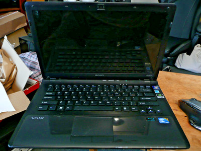Sony Vaio PCG-61411L - guter Zustand funktioniert aber braucht etwas Aufmerksamkeit
