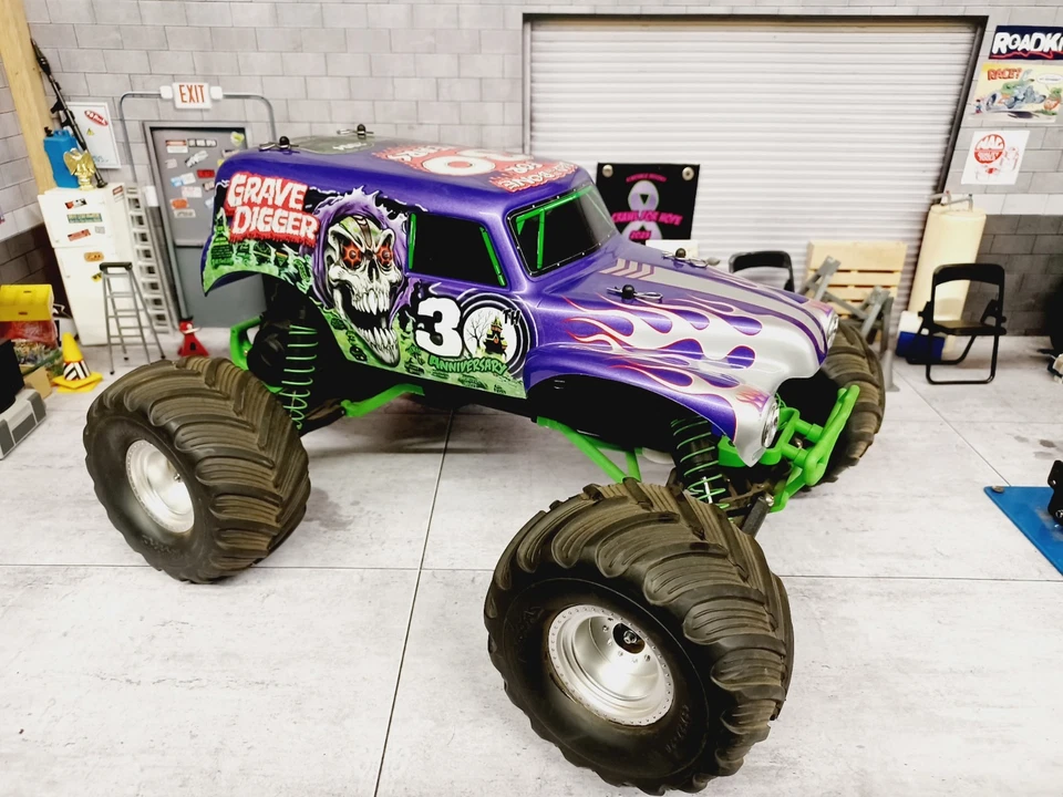 30th Anniversary Traxxas Monster Jam GRAVE DIGGER RC VXL mit Lichtset ULTRA RARE - Bild 3 von 4