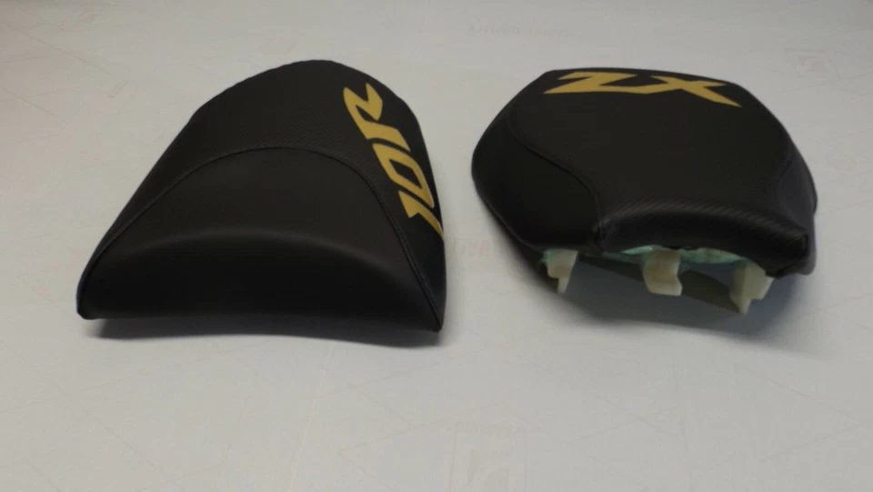 FUNDAS DE ASIENTO DELANTERAS Y TRASERAS PERSONALIZADAS KAWASAKI ZX10R NINJA 04/05 NEGRAS C F TEXTO/DORADAS Foto 3 de 4